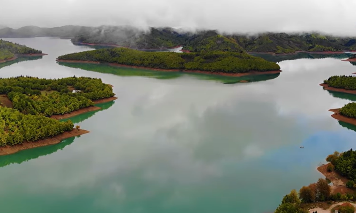 Μαγικό βίντεο: Η υπέροχη λίμνη Πλαστήρα πλαισιωμένη με φθινοπωρινά χρώματα