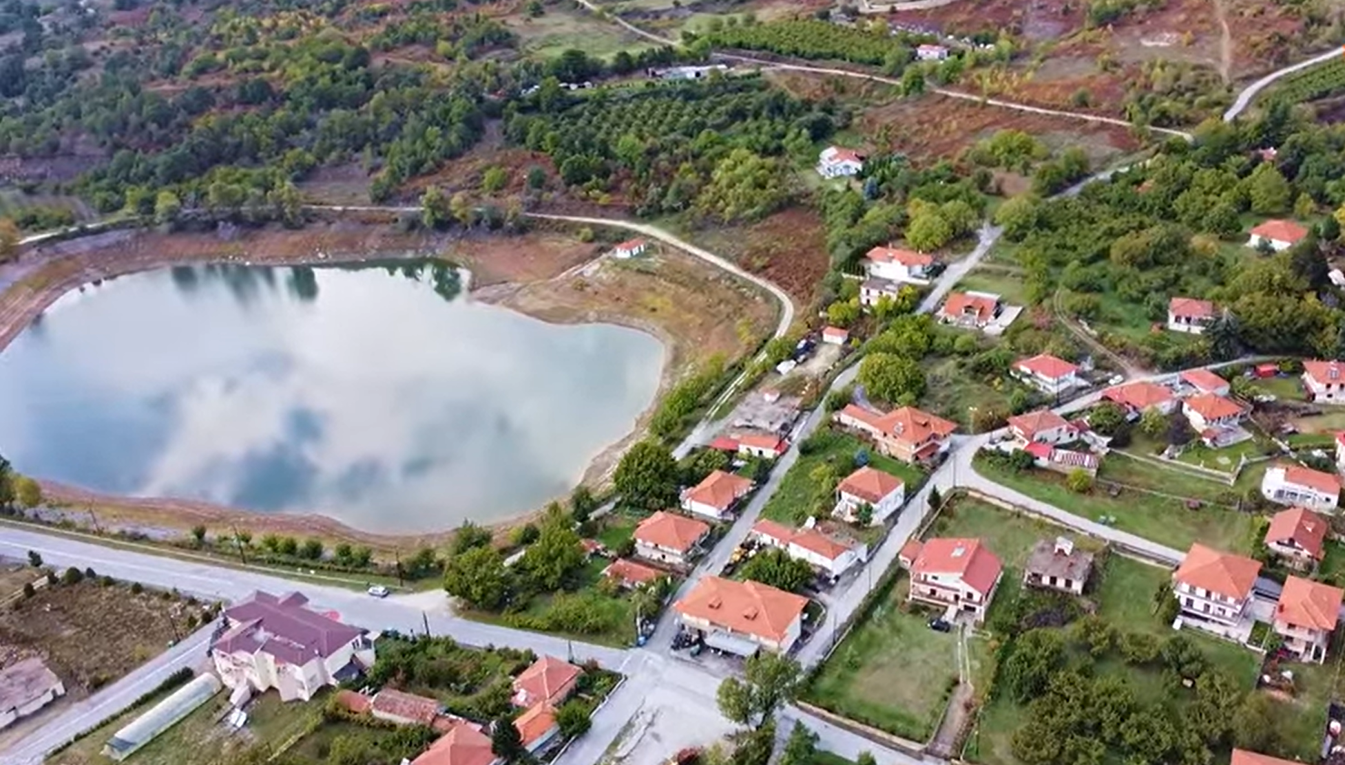 Δείτε το χωριό με τις τρεις τεχνητές λίμνες και τον μικρό καταρράκτη