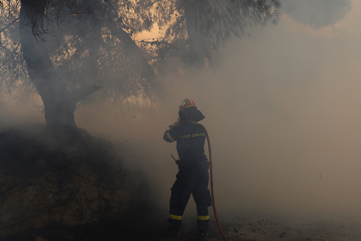 Πλάκα Καλαβρύτων: Αναστάτωση με βραδινή φωτιά σε δύσβατο σημείο