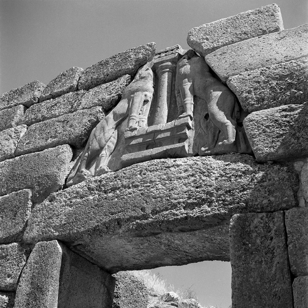 Το ανάγλυφο του λιονταριού πάνω από την κύρια πύλη προς την Ακρόπολη των Μυκηνών. ΦΩΤΟ: Robert McCabe