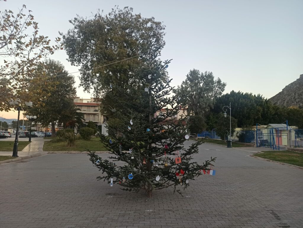 Χριστουγεννιάτικο δέντρο στο Ναύπλιο (3)