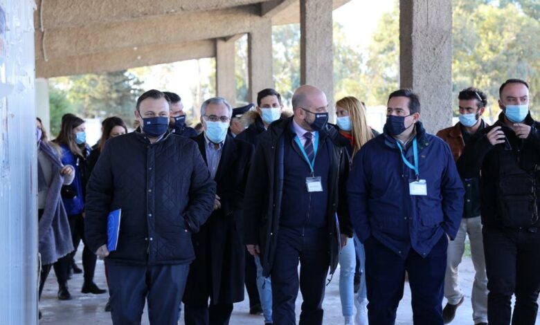 Υπουργός Μετανάστευσης και Ασύλου κ. Νότης Μηταράκης,μαζί με τον υφυπουργό Έρευνας και Τεχνολογίας και βουλευτή Κορίνθου κ. Χρίστο Δήμα και τον Δήμαρχο Κορινθίων Βασίλη Νανόπουλο