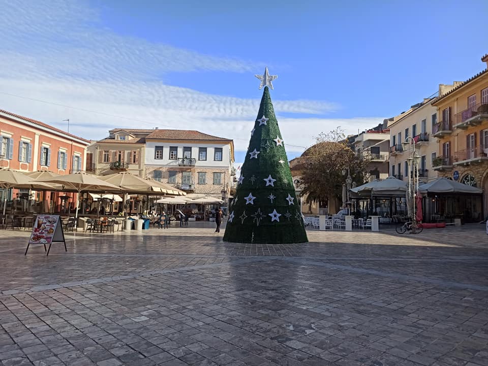 Ναύπλιο: To Xριστουγεννιάτικο δέντρο στήθηκε αλλά η εκδήλωση φωταγώγησής του δεν θα γίνει