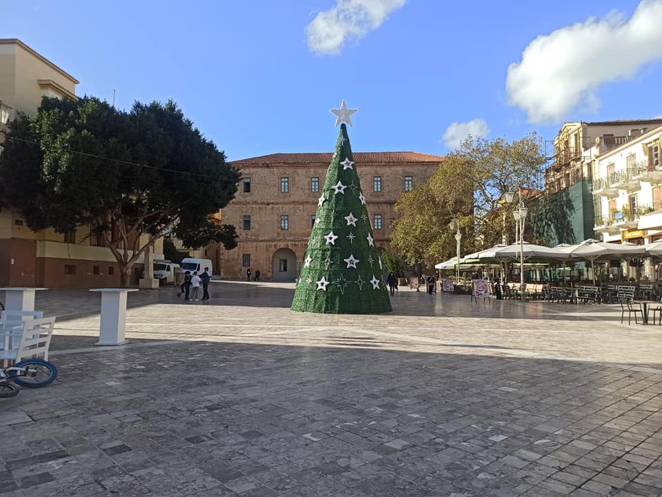 Ναύπλιο: To Xριστουγεννιάτικο δέντρο στην πλατεία Συντάγματος