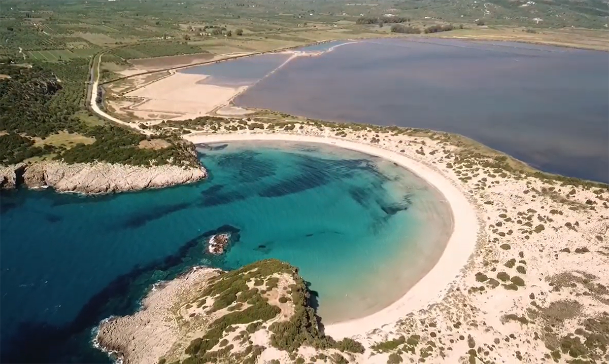 Η παραλία γλωσσοδέτης για τους ξένους που θεωρείται από τις ομορφότερες της Μεσογείου