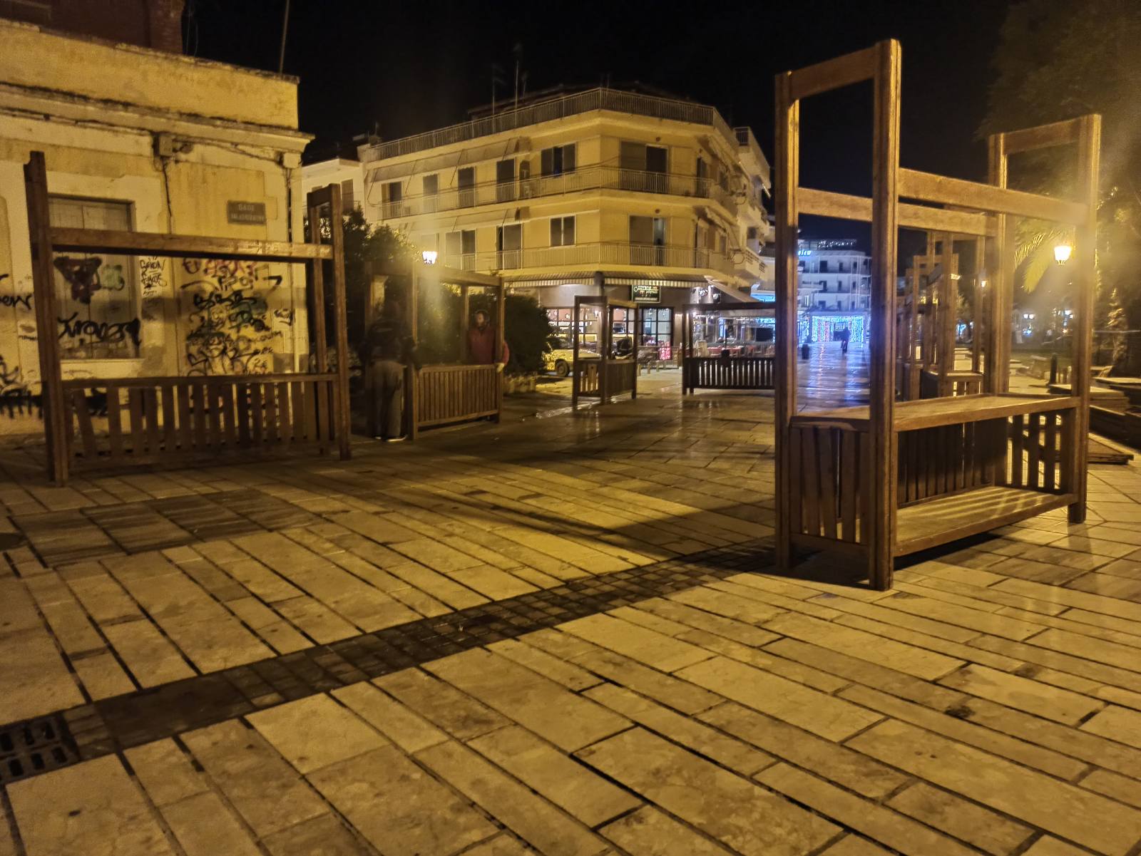 Ναύπλιο: Στήνουν παζάρι στον πεζόδρομο της Βασιλέως Κωνσταντίνου
