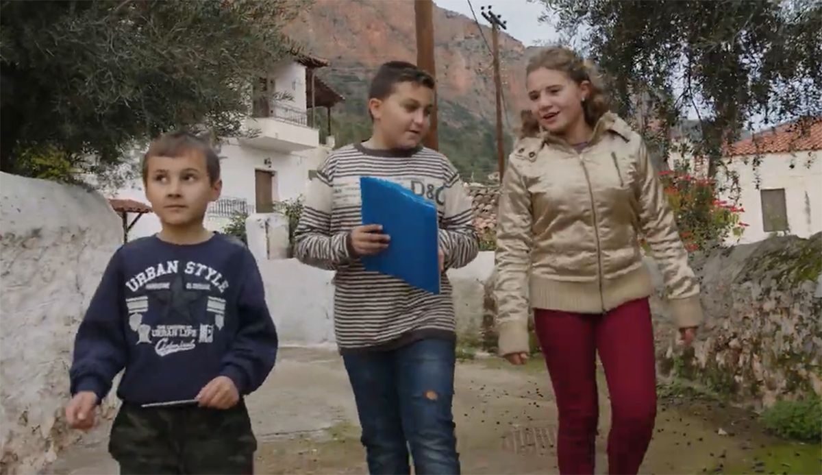 Τα παιδιά στο Λεωνίδιο λένε τα τσακώνικα κάλαντα (Βίντεο)