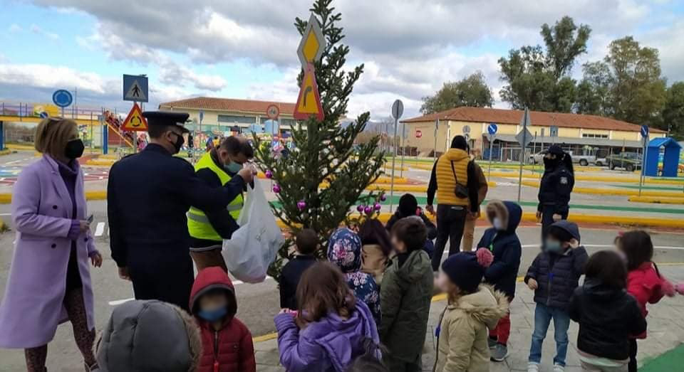 Ναύπλιο: Παιδάκια στόλισαν το Δέντρο της Οδικής Ασφάλειας και απόλαυσαν την έκπληξη