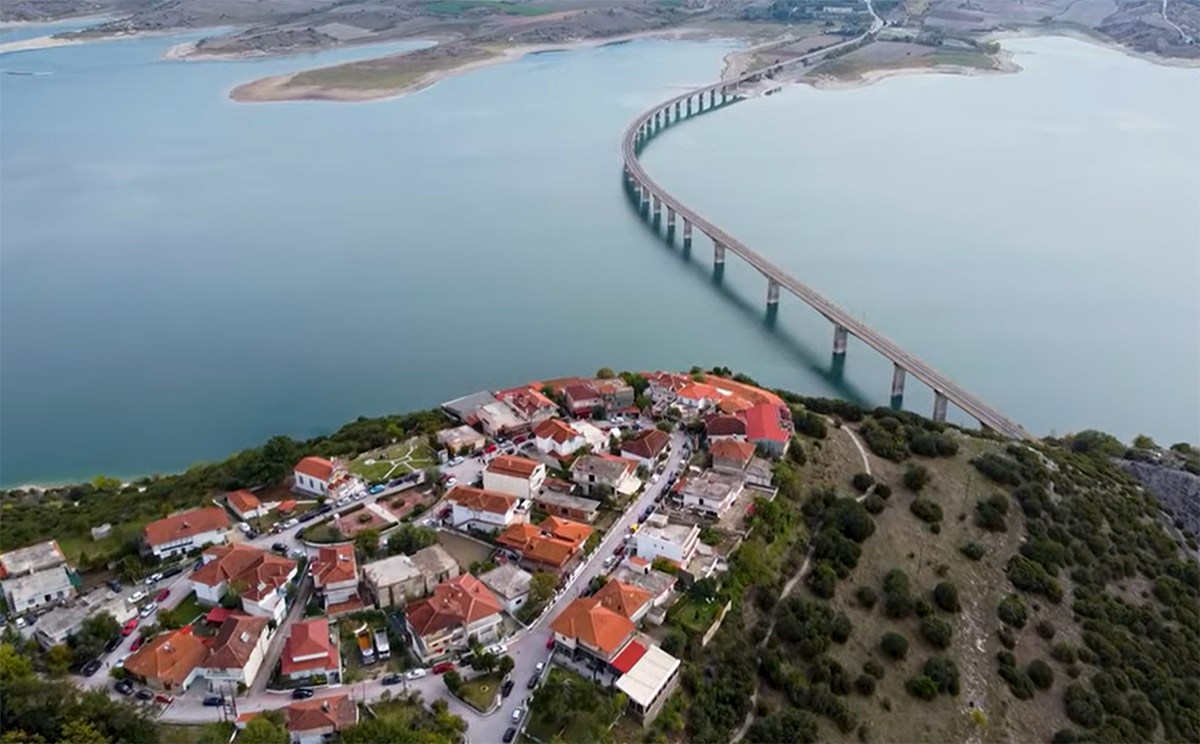 Η παραμυθένια Νεράιδα με την υπέροχη θέα στη γέφυρα Σερβίων και τη λίμνη Πολυφύτου