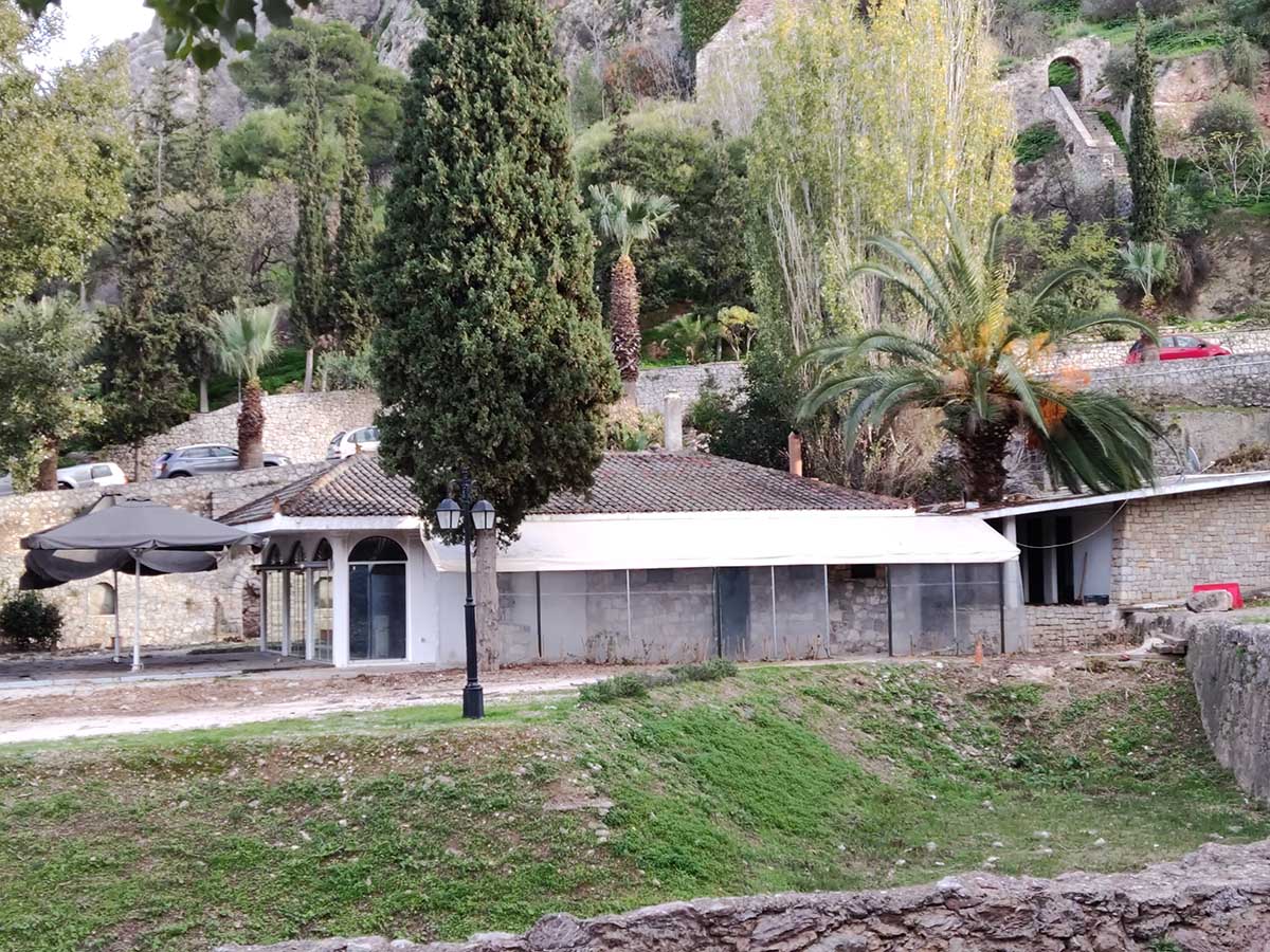 Πύλη Ξηράς: Καθαρίστηκε το εγκαταλελειμμένο αναψυκτήριο στο Ναύπλιο, που έζεχνε από βρωμιά