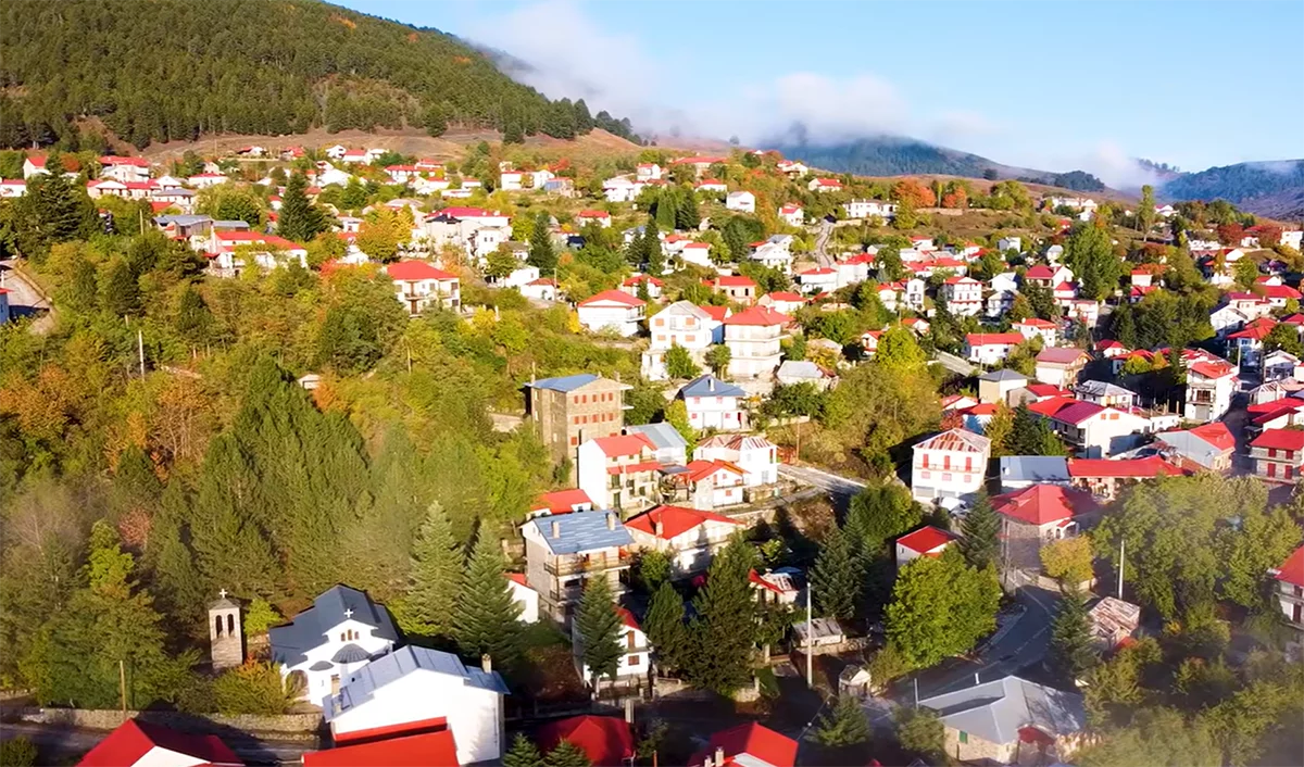 Πετώντας πάνω από το ψηλότερο χωριό της Ελλάδας και των Βαλκανίων (Βίντεο)