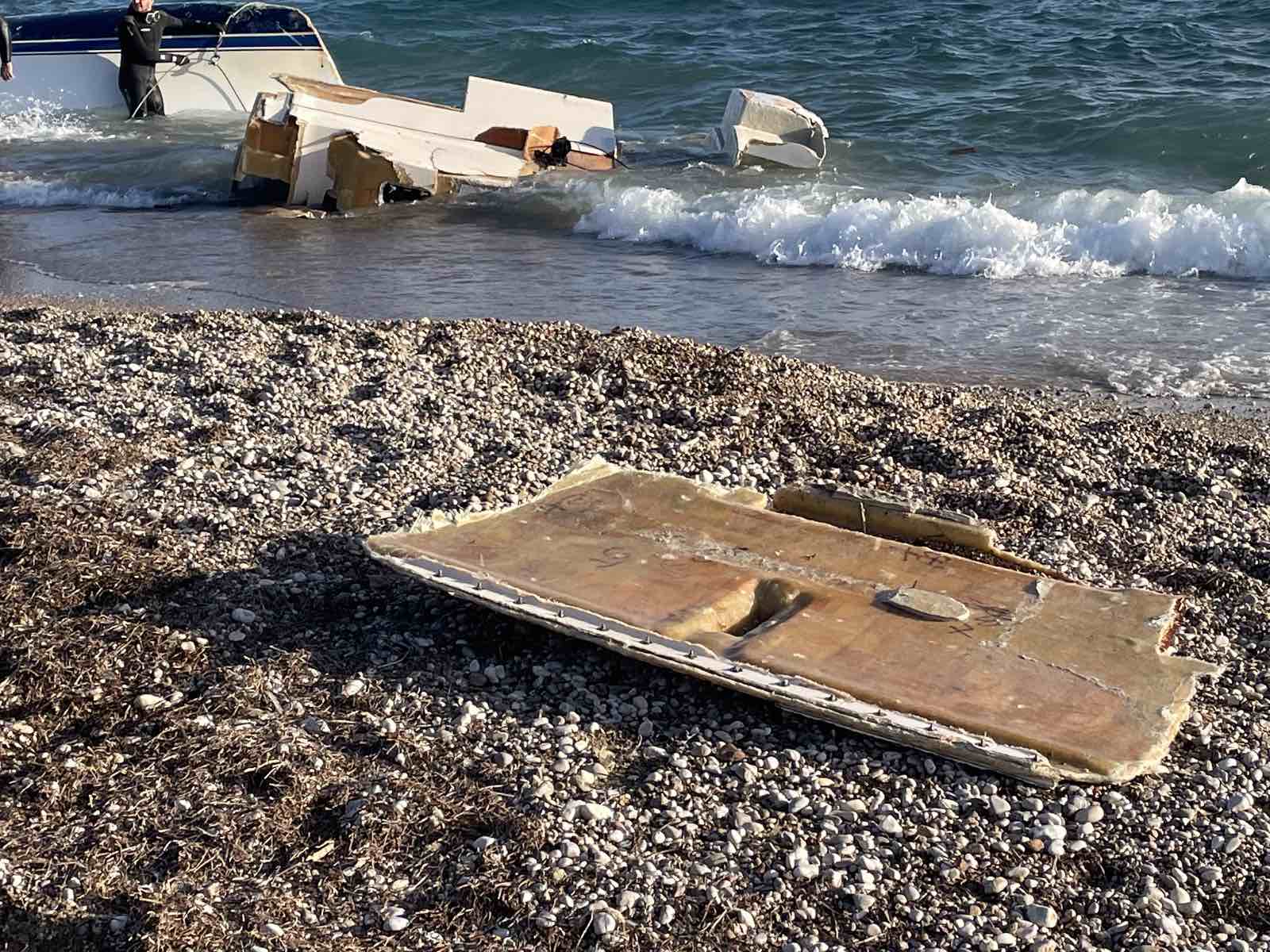 Σκάφος λύθηκε από το Τολό και κατέληξε ανεμοδαρμένο στο Δρέπανο (Εικόνες, Βίντεο)