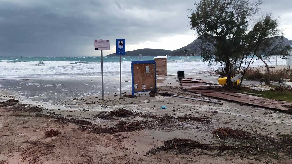 Μανιασμένα κύματα στο Τολό και την Πλάκα – Διαλύθηκαν εγκαταστάσεις (Βίντεο, εικόνες)