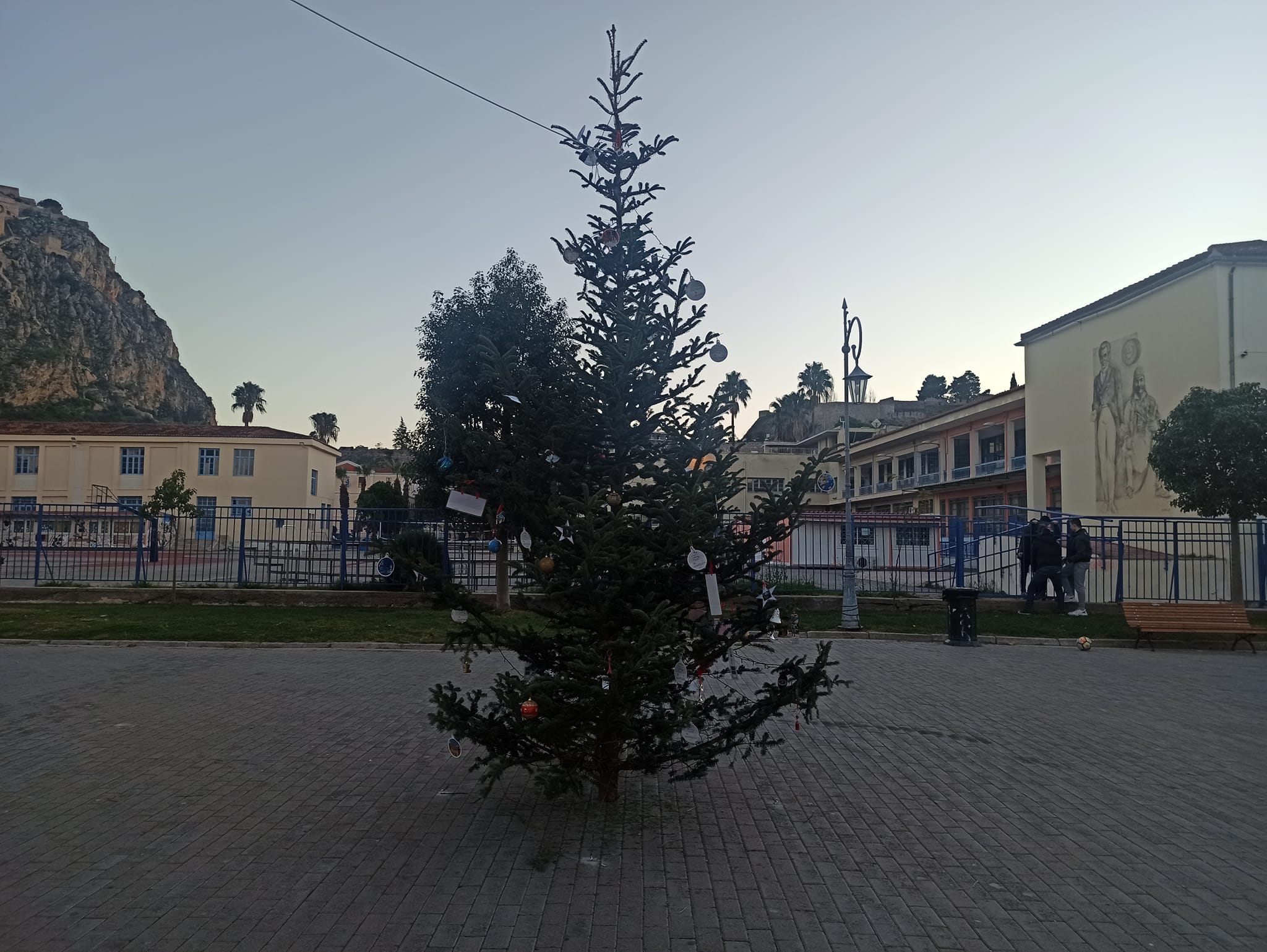Ένα διαφορετικό Χριστουγεννιάτικο δέντρο στο Ναύπλιο