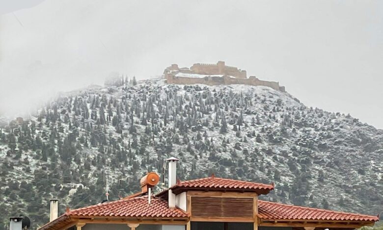 Άργος: Άρχισε να πέφτει το πρώτο χιόνι