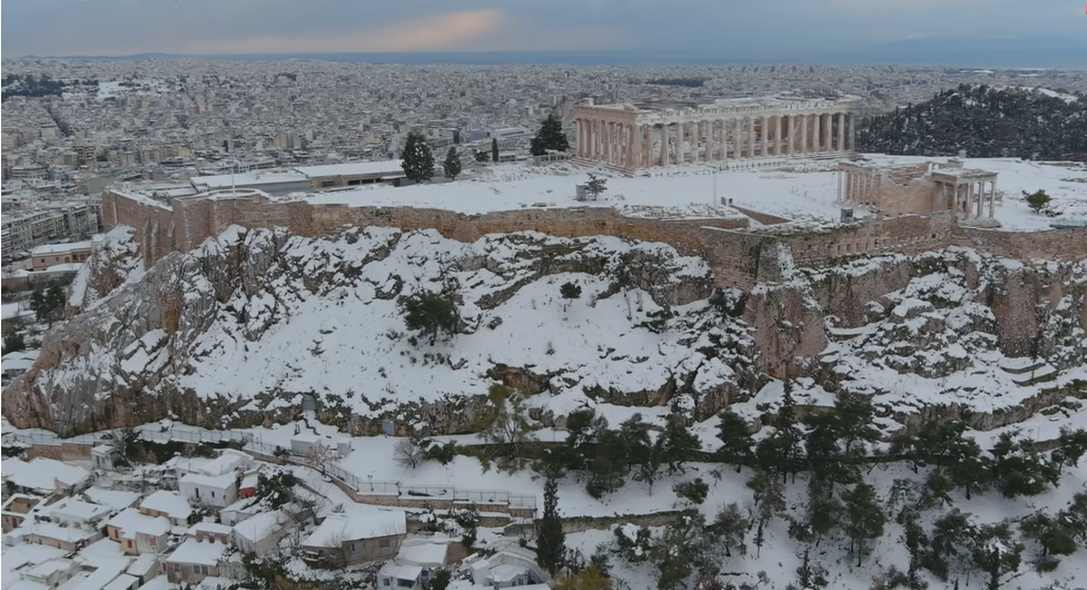 Drone πάνω από τη χιονισμένη Αθήνα