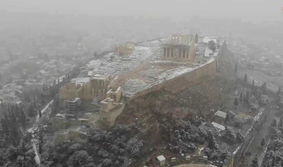 Τα χιόνια έντυσαν στα λευκά την Ακρόπολη (Βίντεο)