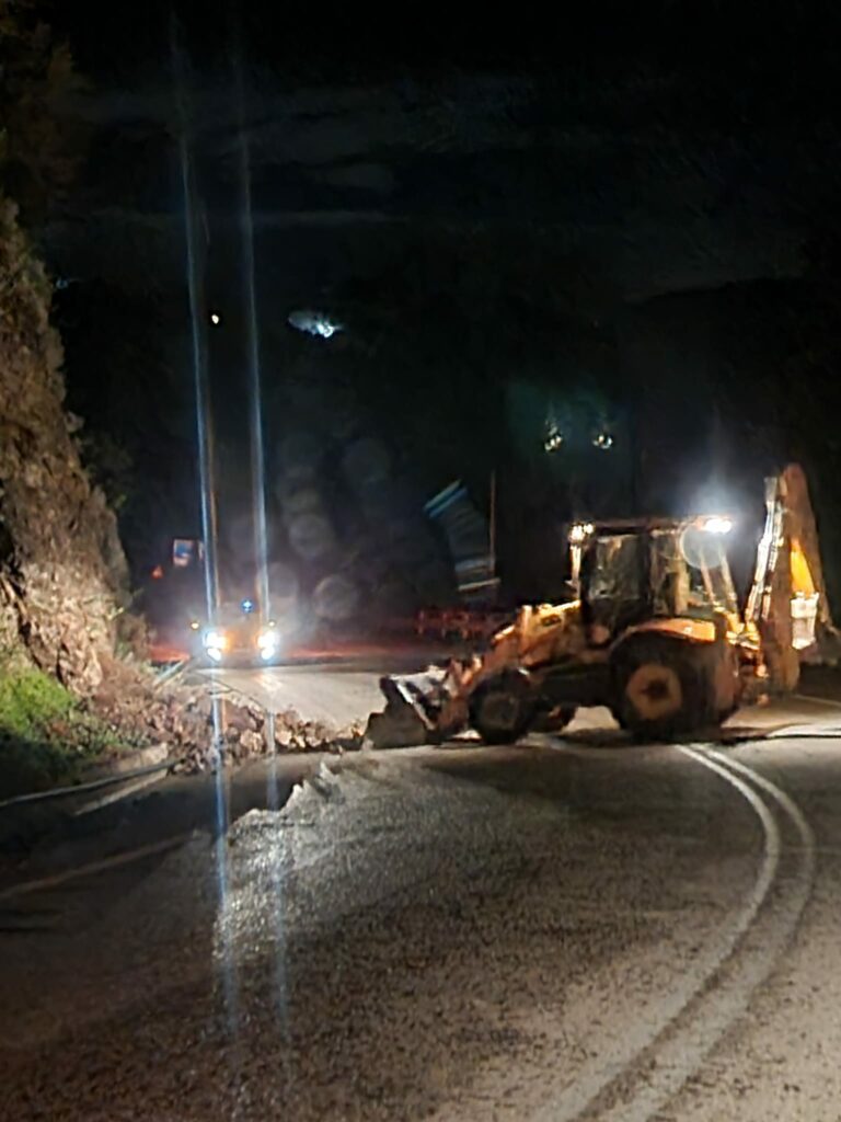 Βράχια στον δρόμο Επίδαυρος Ισθμός (1)