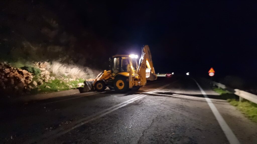 Βράχια στον δρόμο Επίδαυρος Ισθμός (2)