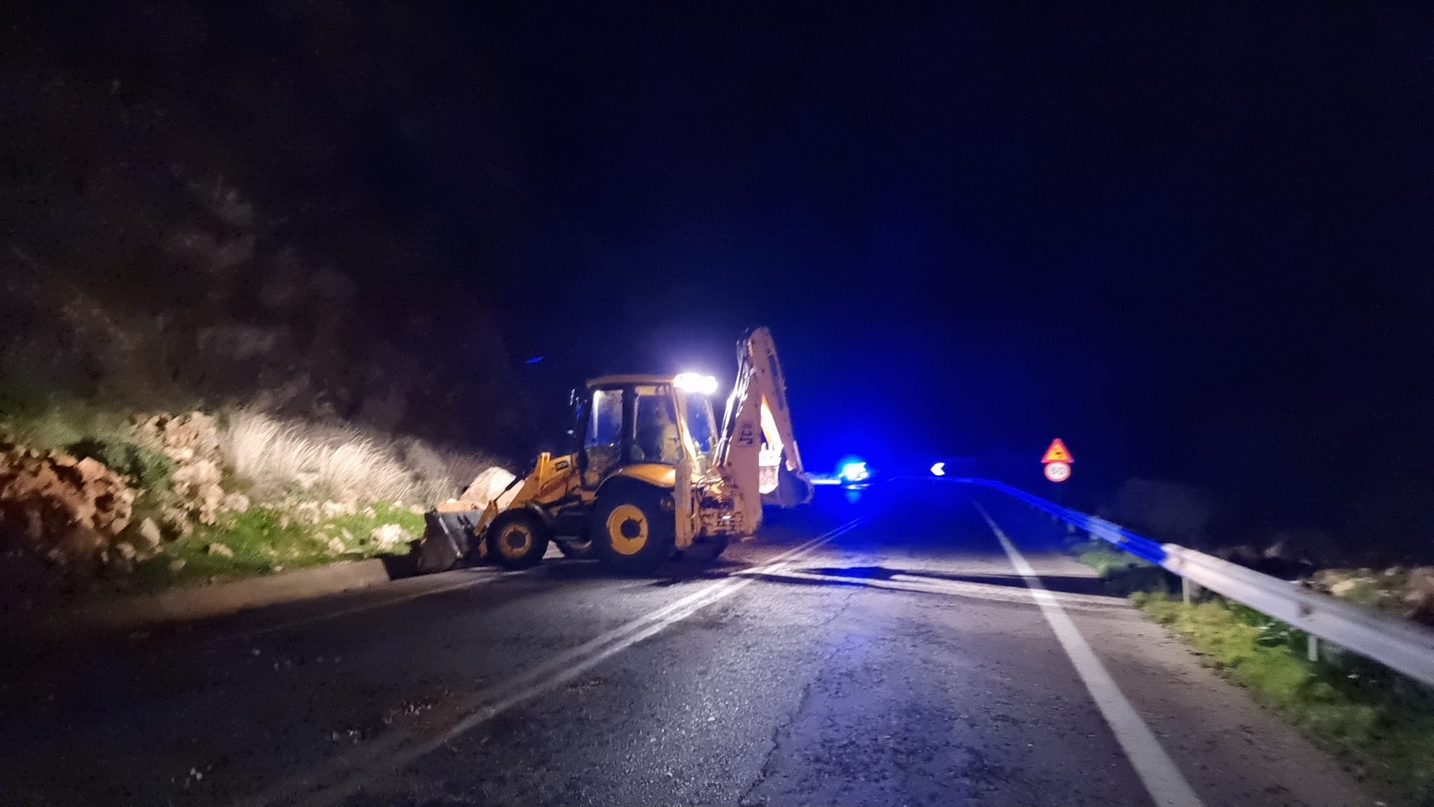 Βράχια στον δρόμο Επίδαυρος Ισθμός (3)