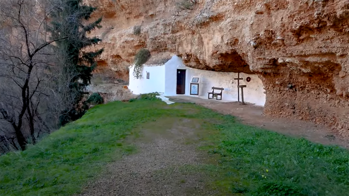 Δολίνες Σπηλιές: Δύο εκκλησάκια λαξευμένα μέσα στο βράχο και τα μυστικά που κρύβουν