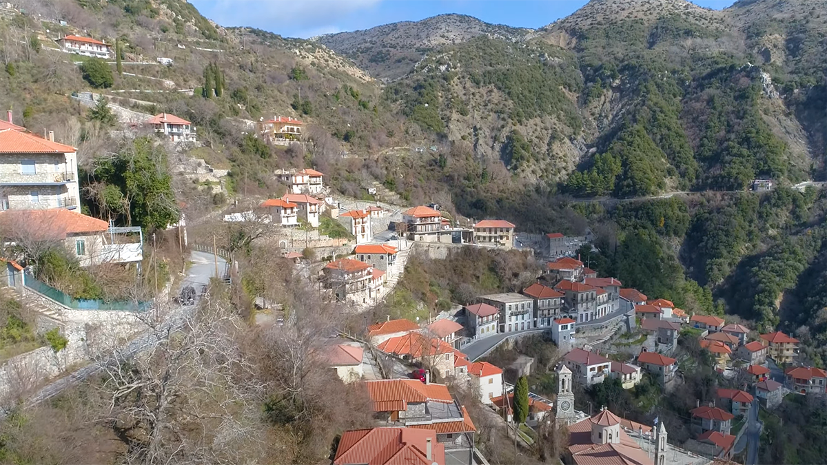 Το χωριό – κόσμημα της ορεινής Αρκαδίας με τα πέτρινα κομψοτεχνήματα