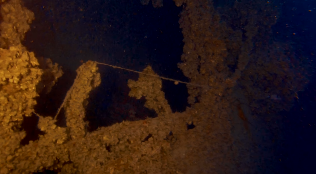Αίγινα: Εντυπωσιακές εικόνες από το ναυάγιο του «ΥΔΡΑ» – Δύτες στο βυθισμένο Αντιτορπιλικό