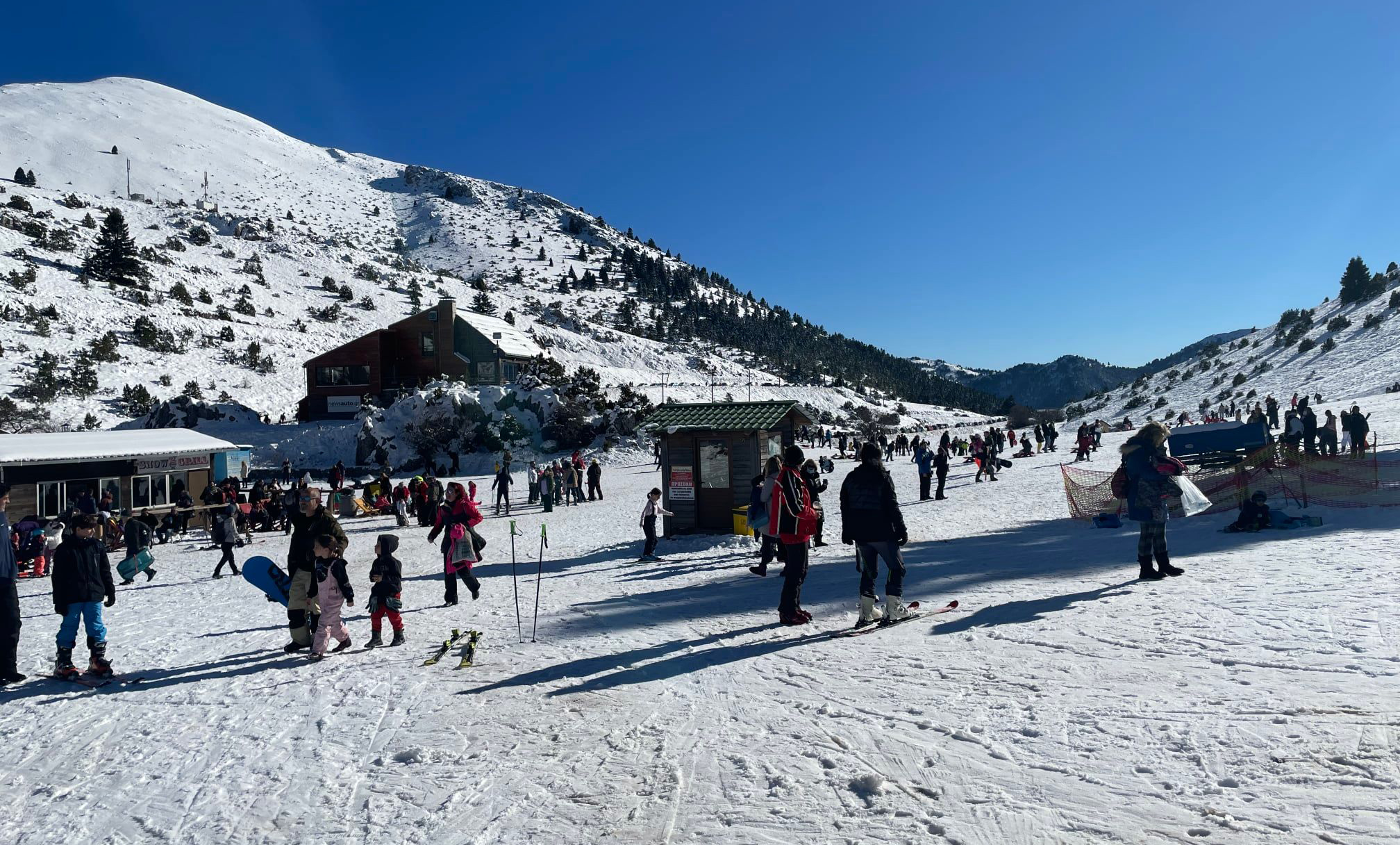 Ηλιόλουστη μέρα με πολύ κόσμο στο Χιονοδρομικό Κέντρο Μαινάλου