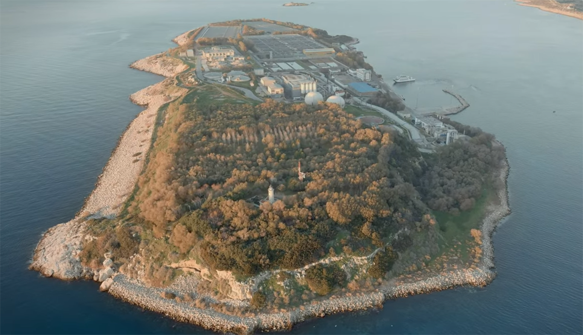 Αυτό είναι το νησάκι της Αττικής που «βούλιαξε» απο το ιικό φορτίο (Βίντεο)