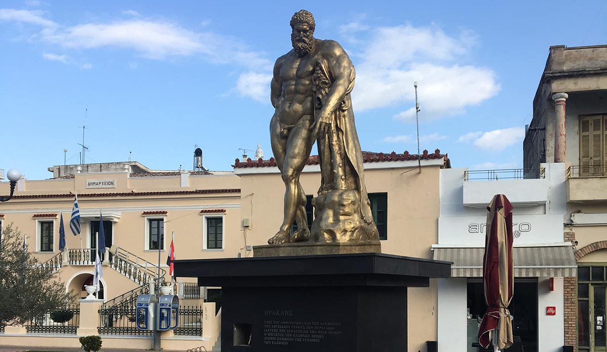 Άργος: «Ο Ηρακλής γύρισε στην πατρίδα του» – Δείτε το άγαλμα που κοσμεί από σήμερα την κεντρική Πλατεία