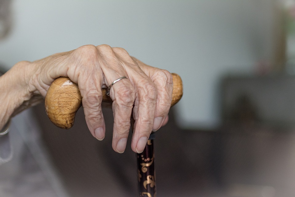 Υπέγραψαν τη θανατική καταδίκη μιας γιαγιάς από την Καλαμάτα – Από την Αργολίδα ο συμβολαιογράφος