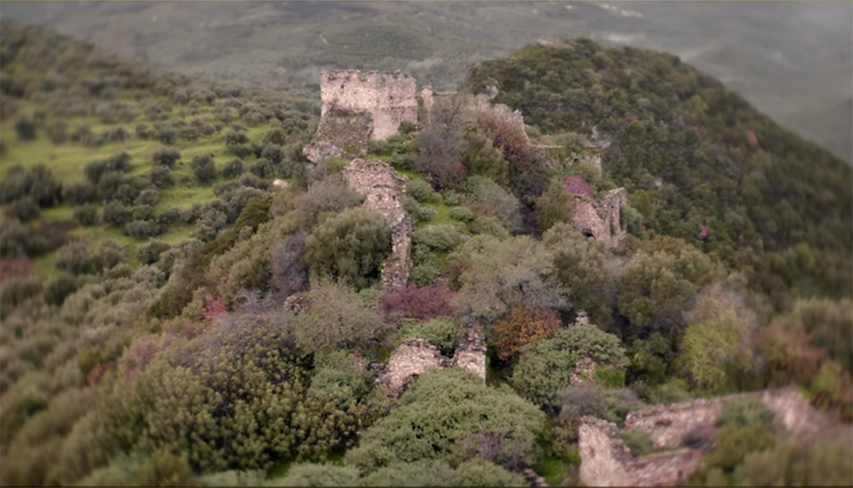 Το άγνωστο κάστρο της Μάνης που κανείς δεν ξέρει πότε χτίστηκε