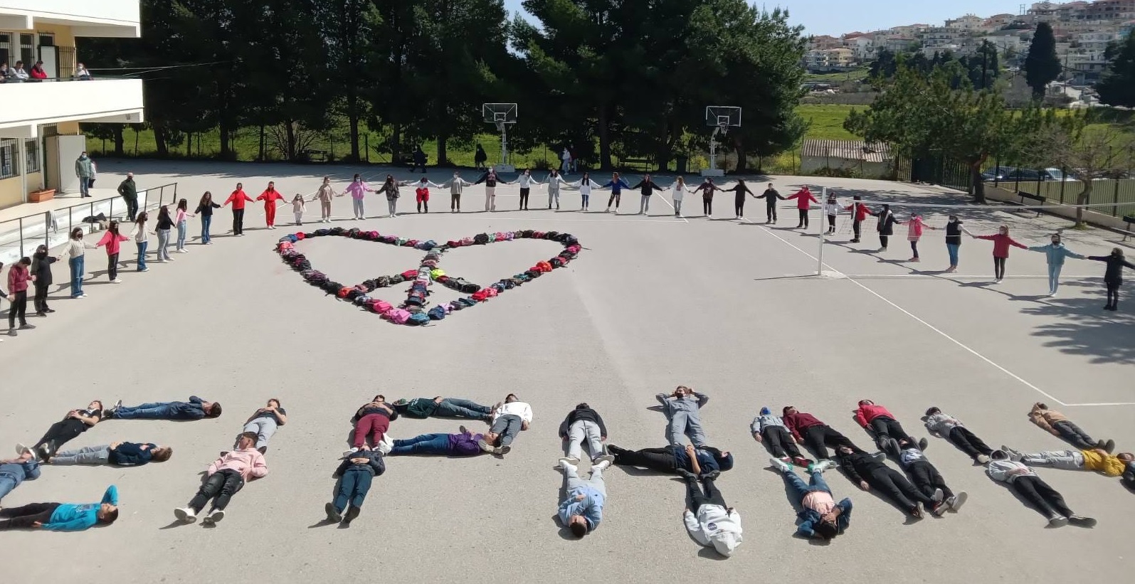 Μήνυμα κατά του πολέμου μαθητές Ερμιόνη (1)