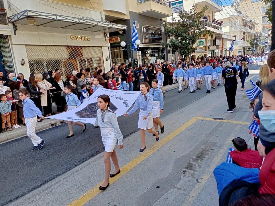 Πώς γιόρτασαν την 25η Μαρτίου στο Άργος – Περηφάνια και χειροκροτήματα στην παρέλαση
