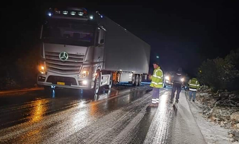 Απεγκλωβισμός Επίδαυρος παγωμένος δρόμος