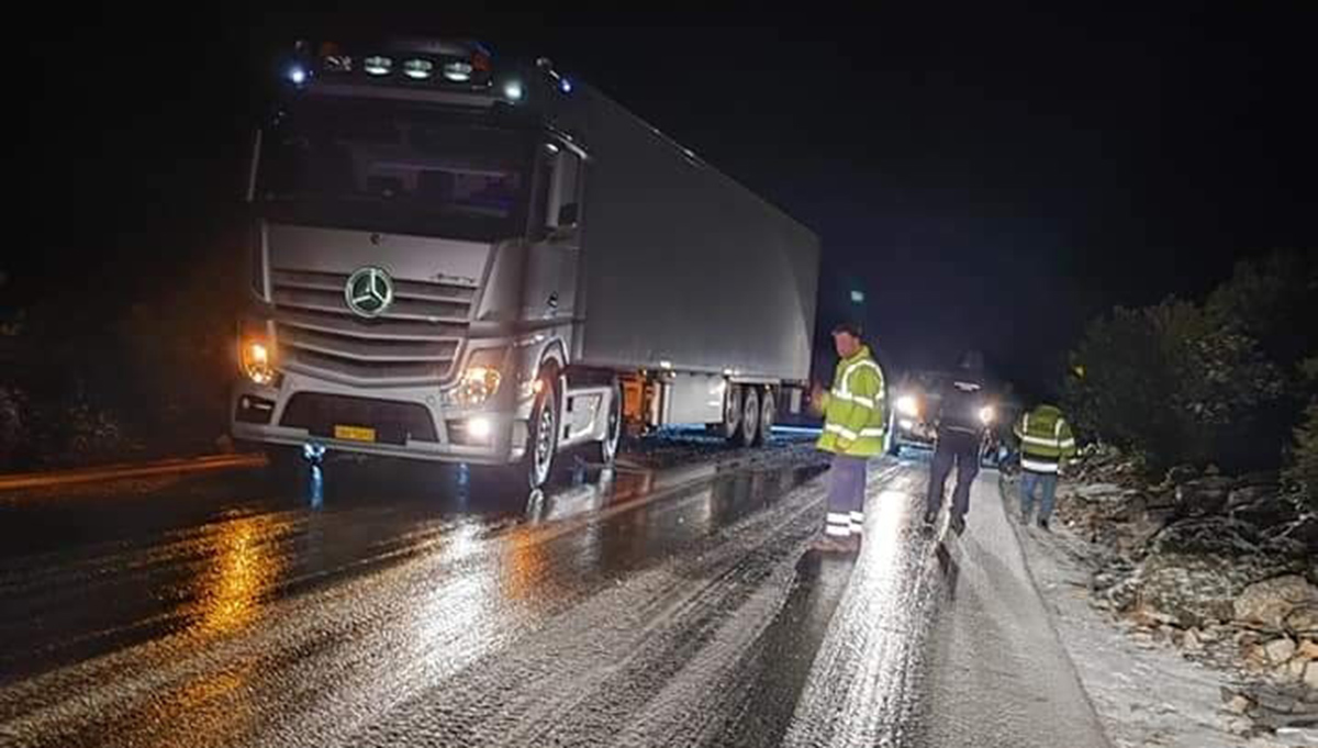 Συναγερμός στην Ερμιονίδα: Απεγκλώβισαν αυτοκίνητα που ακινητοποιήθηκαν στο παγωμένο οδόστρωμα