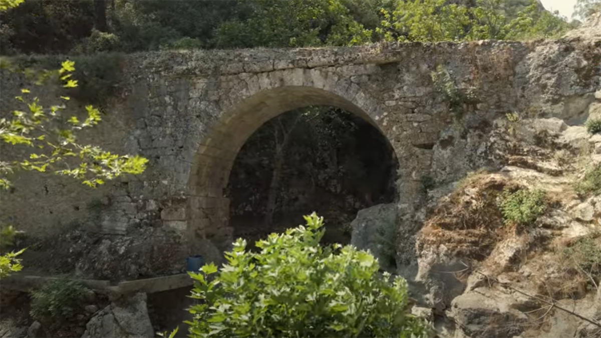 Το πέτρινο τοξοτό γεφύρι που διέσχιζαν οι Σπαρτιάτες πολεμιστές εδώ και 2.000 χρόνια