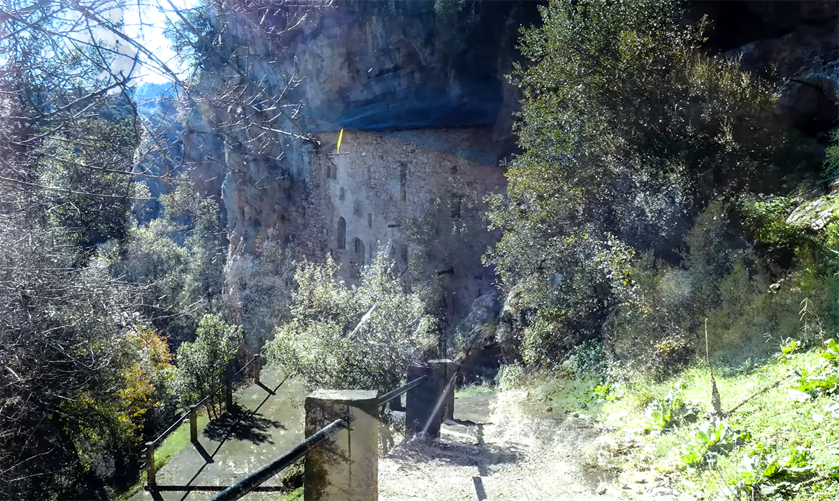 Βαλτεσινίκο: Ο θαυματουργός Άγιος Νικόλαος με τους δύο ναούς μέσα στο βράχο