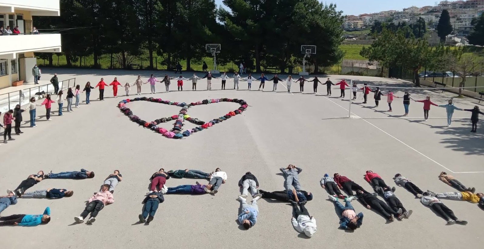 Όχι στον Πόλεμο, ναι στην Ειρήνη λένε μαθητές από την Ερμιόνη (Βίντεο)