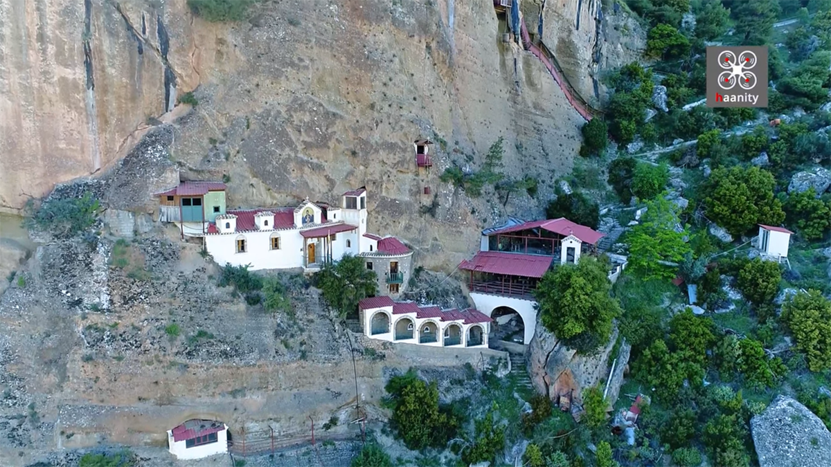 Μια ξεχωριστή Παναγία: Το «κάθετο» μοναστήρι στην Κορινθία που ήταν πολεμικό καταφύγιο
