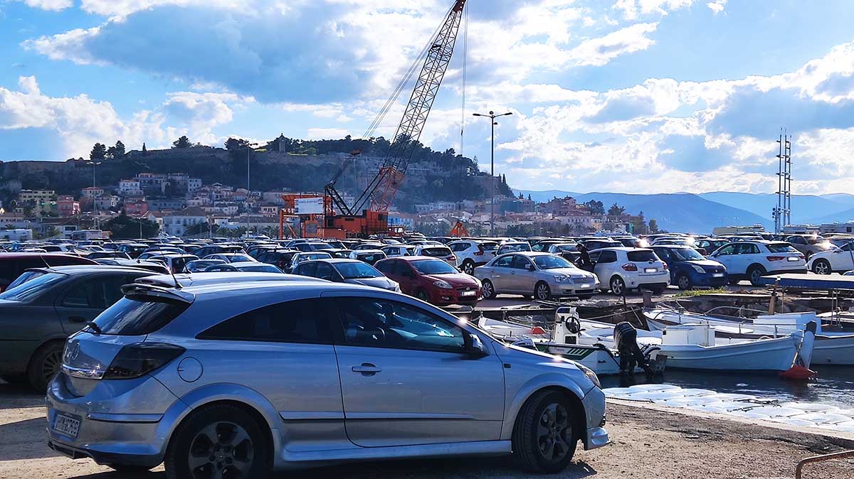 Ναύπλιο: Τρυπούν λάστιχα, ξεκολλούν προφυλακτήρες και χαράζουν αυτοκίνητα που παρκάρουν στο λιμάνι