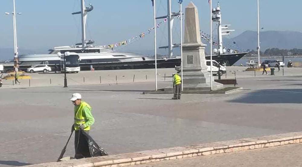 Ναύπλιο: Πολλά τα σκουπίδια των επισκεπτών – Βγήκαν οι σκούπες Σαββατιάτικα