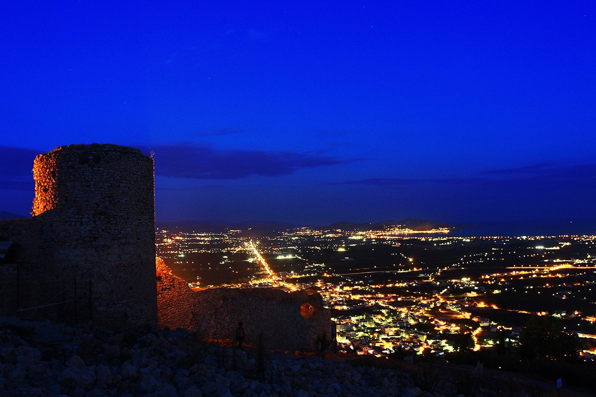 Η θέα από το κάστρο της Λάρισας με φόντο τον Αργολικό στο μούχρωμα