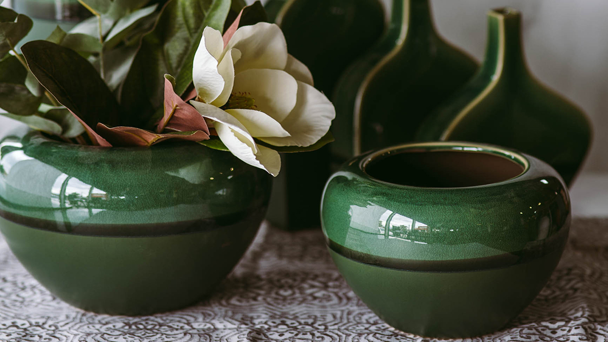Home Design: Δώσε ζωντάνια στο σαλόνι με φυσικές, πράσινες αποχρώσεις και διακοσμητικά λουλούδια