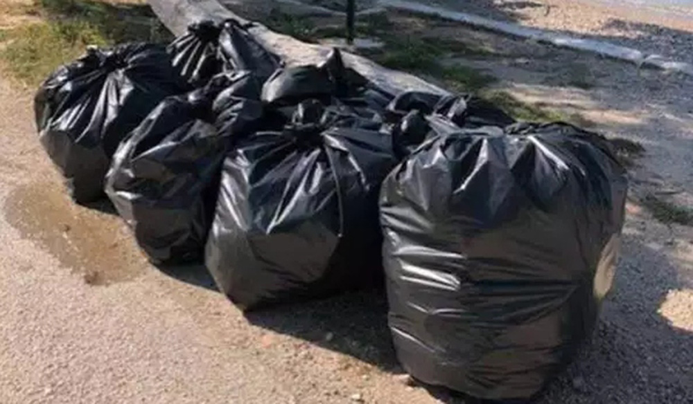 Εθελοντές διασώστες από το Ναύπλιο καθαρίζουν την Καραθώνα