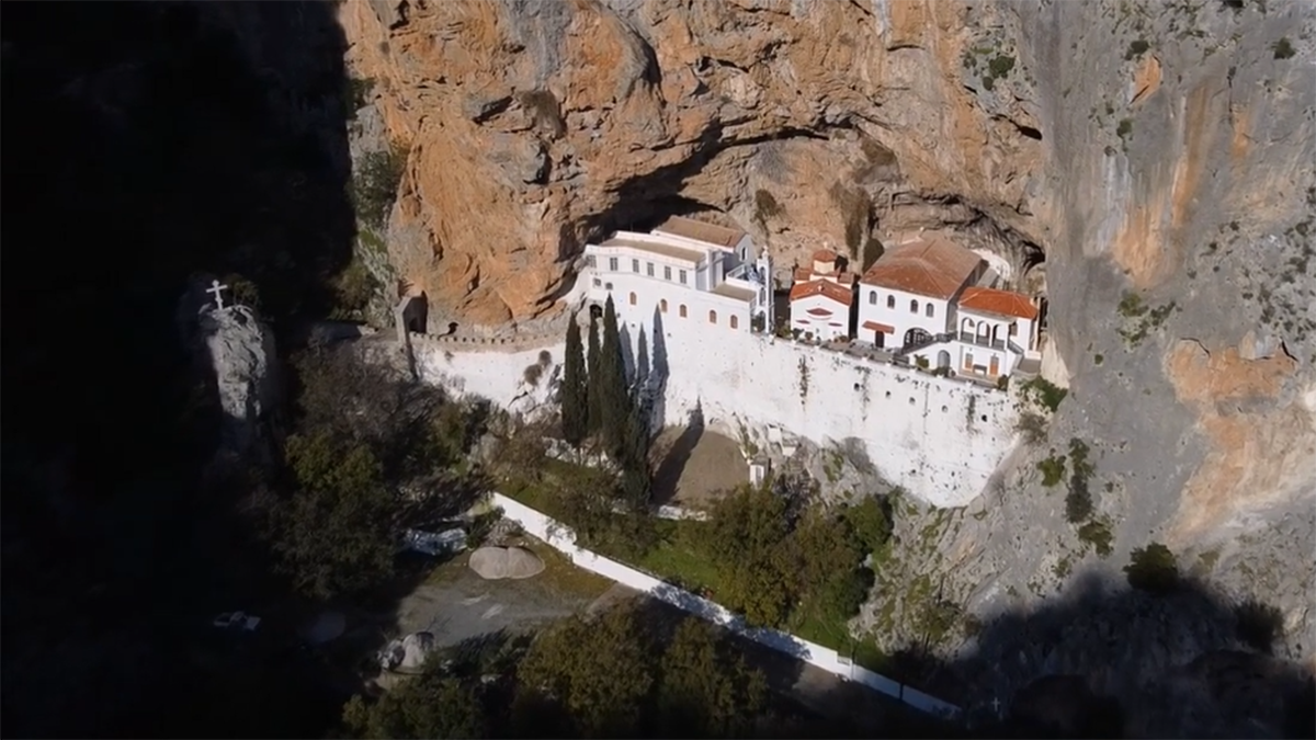 Το επιβλητικό σπηλαιομονάστηρο στο Λεωνίδιο που πήρε το όνομά του από μια συκιά