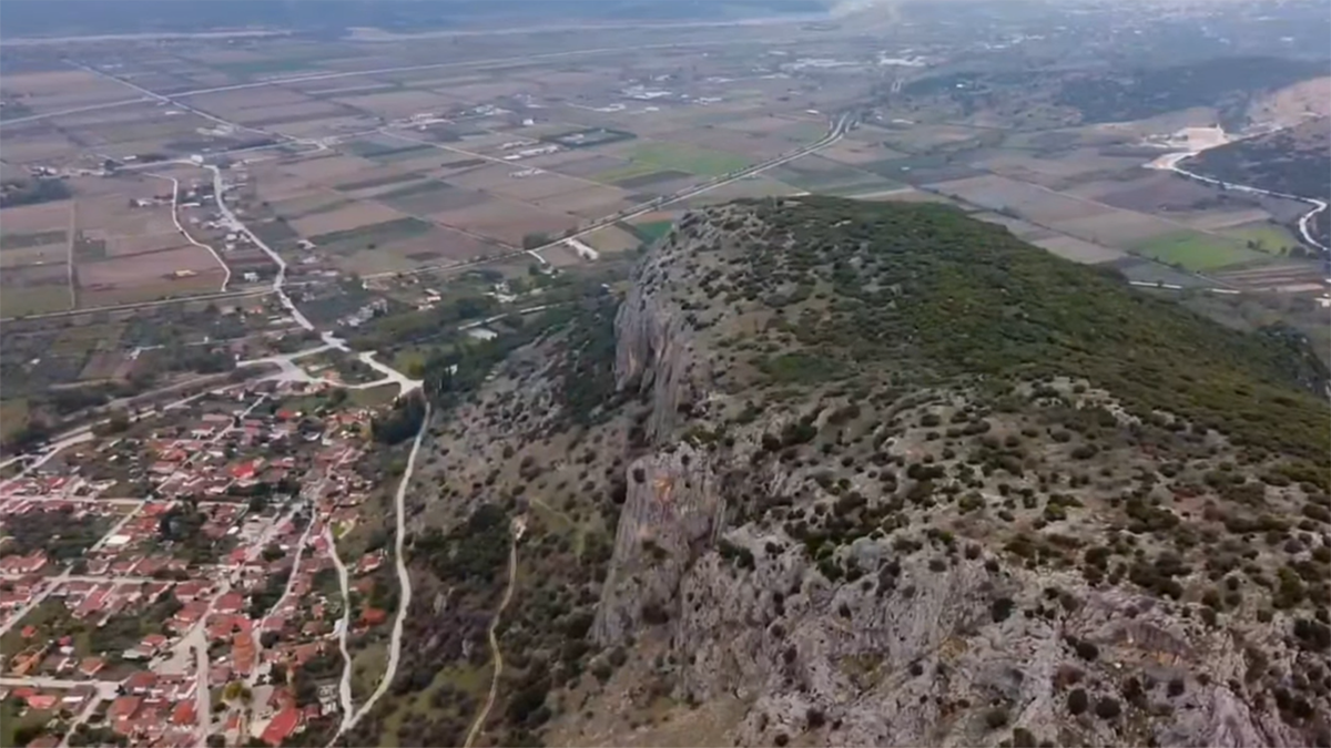 Θεόπετρα: Το χωριό που πήρε το όνομά του από έναν επιβλητικό βράχο και η θέα που κόβει την ανάσα (Βίντεο)