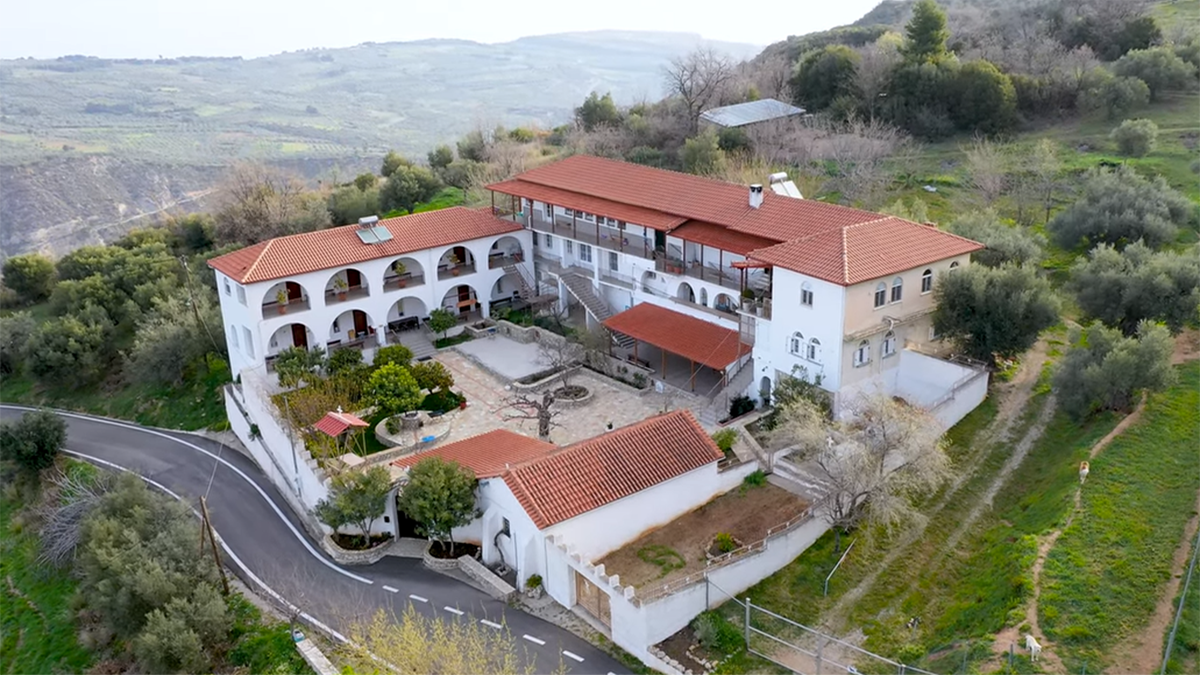 Ακράτα: Ένα υπέροχο μοναστήρι με ένα ιστορικό μουσείο και γευστικές εκπλήξεις