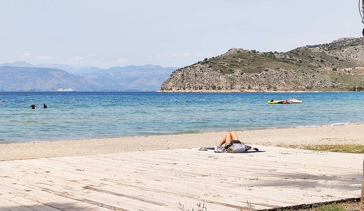 Ναύπλιο: Σωτήρια επέμβαση για εξουθενωμένη κολυμβήτρια κοντά στην Καραθώνα
