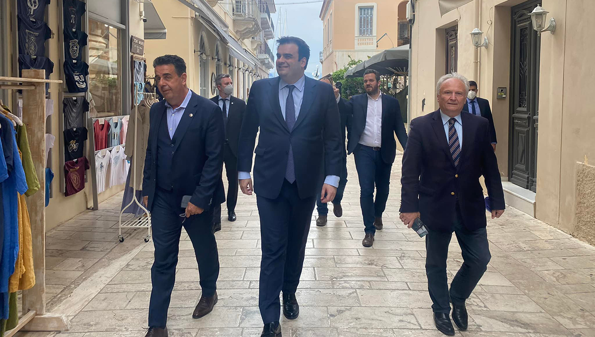 Κυριάκος Πιερρακάκης: Η βόλτα του υπουργού στα σοκάκια και τα εγκώμια για το Ναύπλιο